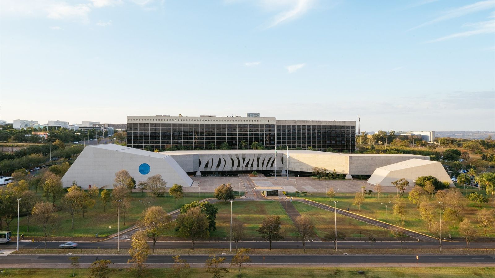 Fachada do edifício-sede do Superior Tribunal de Justiça, em Brasília, vista do alto em fim de tarde